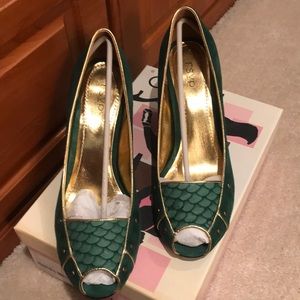 NIB! RSVP Emerald & Gold Snake Embossed Heels 9.5